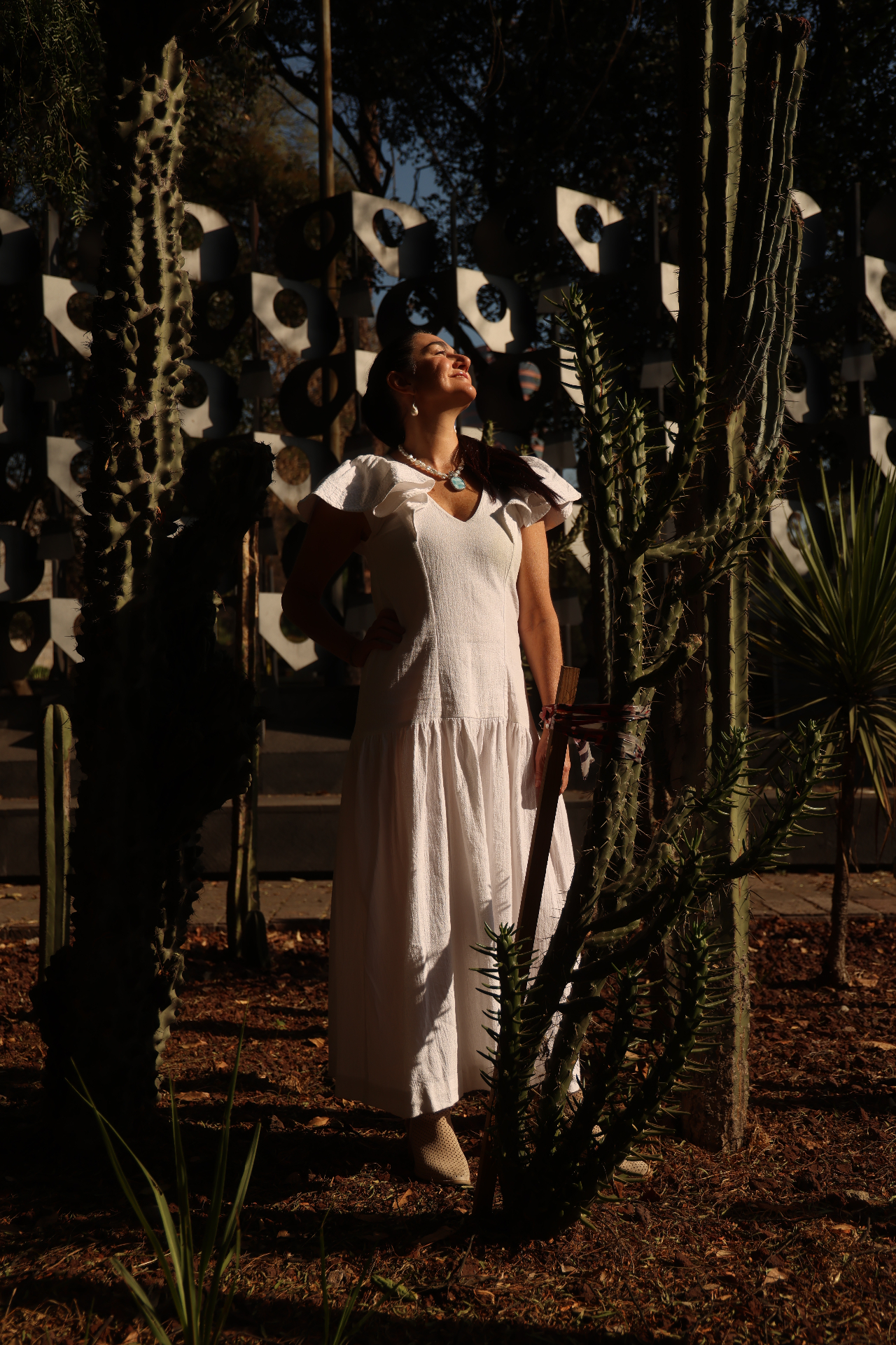 Mujer serena mirando al horizonte en luz dorada